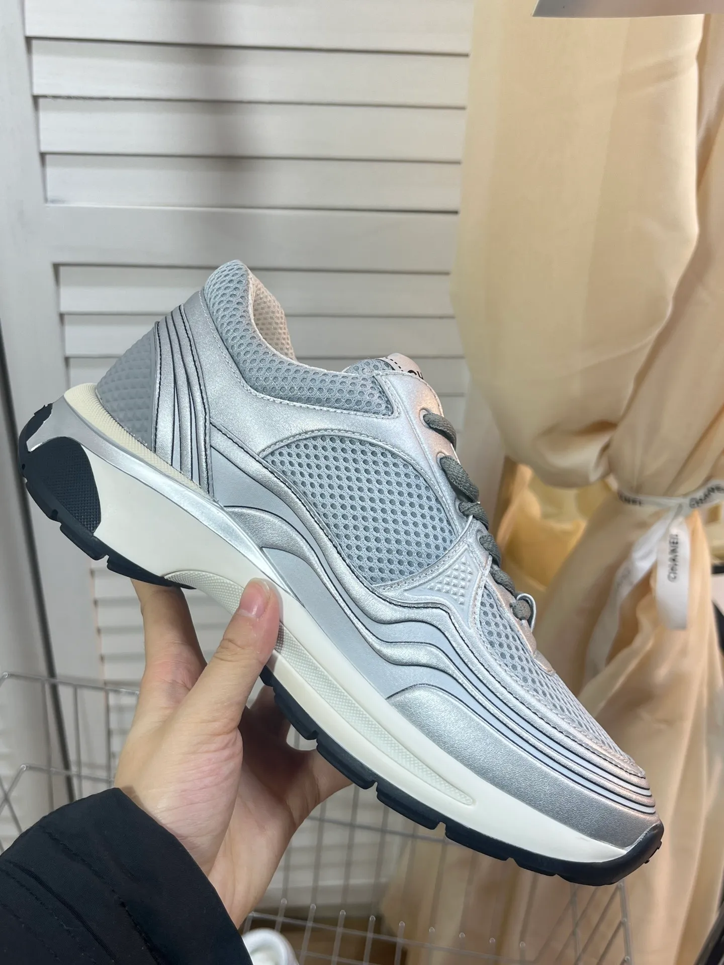 👟👟Ex-factory price 640👟👟 Men +10chanel Chanel 2023 early spring vacation series latest casual sports shoes silver white, gold white, silver gray, black and red! Incomparably beautiful and easy to wear, very light, the lining is also super soft, super comfortable, the upper is breathable, the color is high-end and durable, versatile. Upper: cowhide and cloth stitching. Lining: breathable mesh. Original foam combination outsole. Size: 35-45.